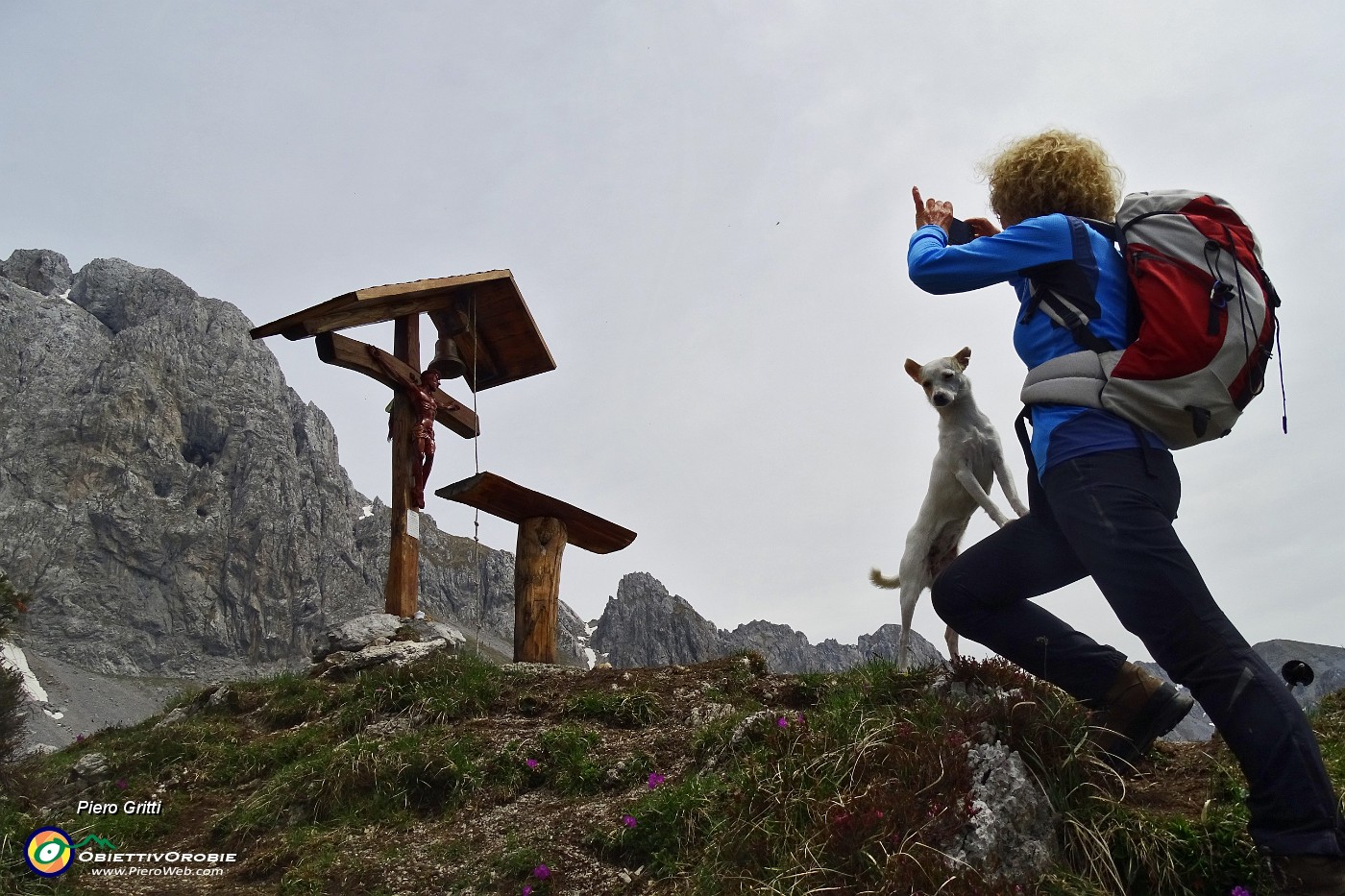 02 Il Signore dei ghiaioni sul Colle degli Agnelli (2000 m) con la Presolana di Castione da sfondo.JPG -                                